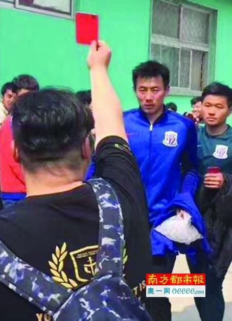 这六名海盗上了船，心里便都彻底松了口气，而他们看向万龙殿几人的表情，都隐隐带着几分阴霾与戾气，似乎心里还非常不服气。